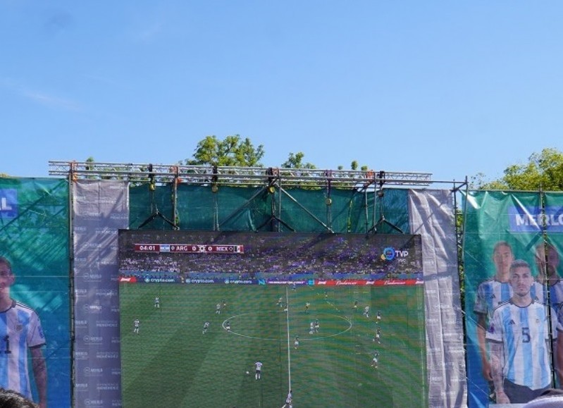La intendenta, Karina Menéndez y Gustavo Menéndez estuvieron presentes en el evento al aire libre bancando a la Selección.