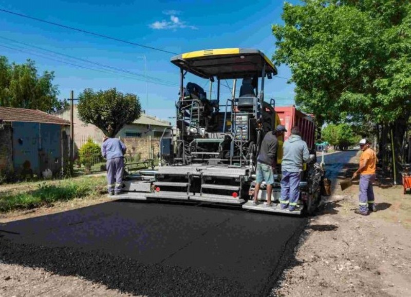 En los barrios Urquiza y San Luis de José C. Paz se llevan a cabo obras de pavimentación, con el objetivo de mejorar tanto el tránsito vehicular como peatonal.
