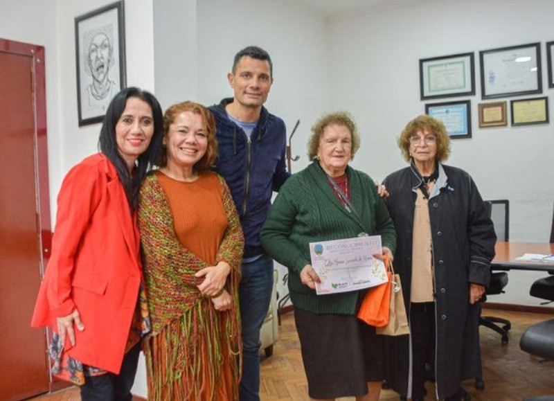 El intendente municipal, Mauro García, reconoció a Elsa Norma Luxardo de Rivero, de 90 años, por su gran aporte al desarrollo de nuestra comunidad.