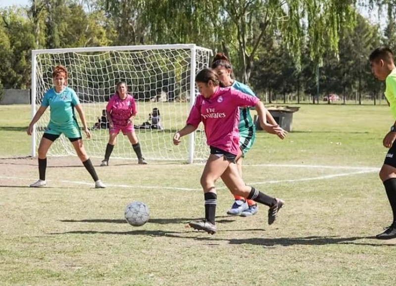 La Municipalidad Pilar informó que se dio inicio a la Liga de Fútbol Femenina y la sub 18 Masculina en el Micro estadio Municipal.
