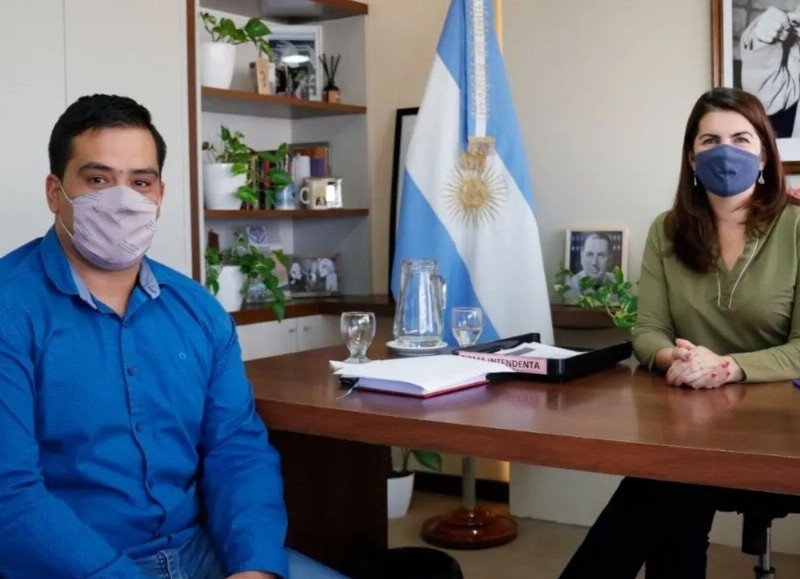 Ismael Castro, nuevo secretario de Seguridad municipal, junto a la intendente Mariel Fernández.