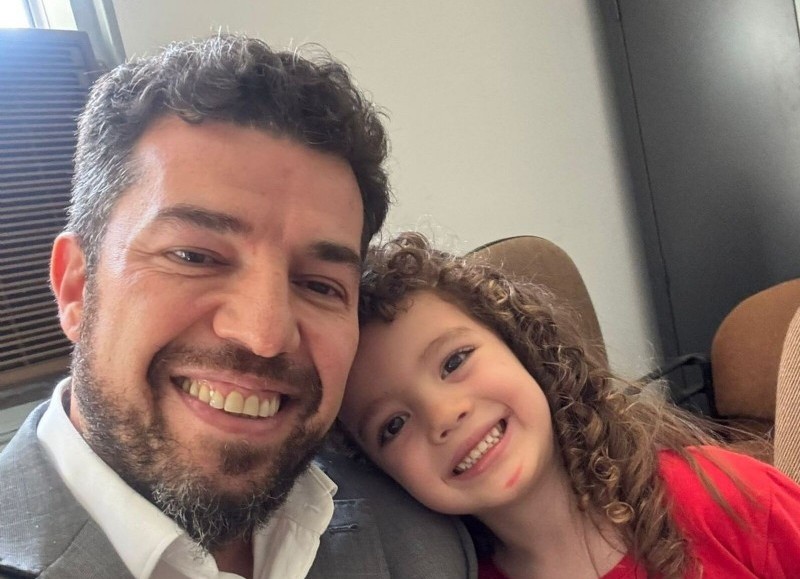 Claude Staicos y su hijo Milo muy felices y en paz.