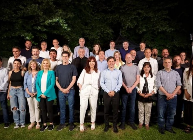 Mariel Fernandez está relegada de la foto, alejada de la vicepresidente.