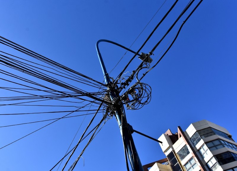Se van a soterrar los servicios de luz, telefonía y cable (Movistar, Telered, Cablevisión). 