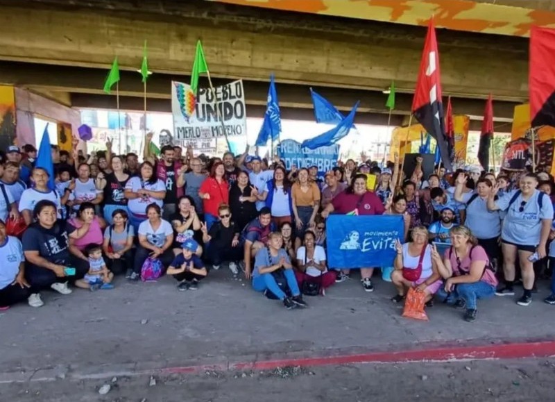 Los movimientos sociales en la Plazoleta de La Memoria bajo el puente de Autopista del Oeste.