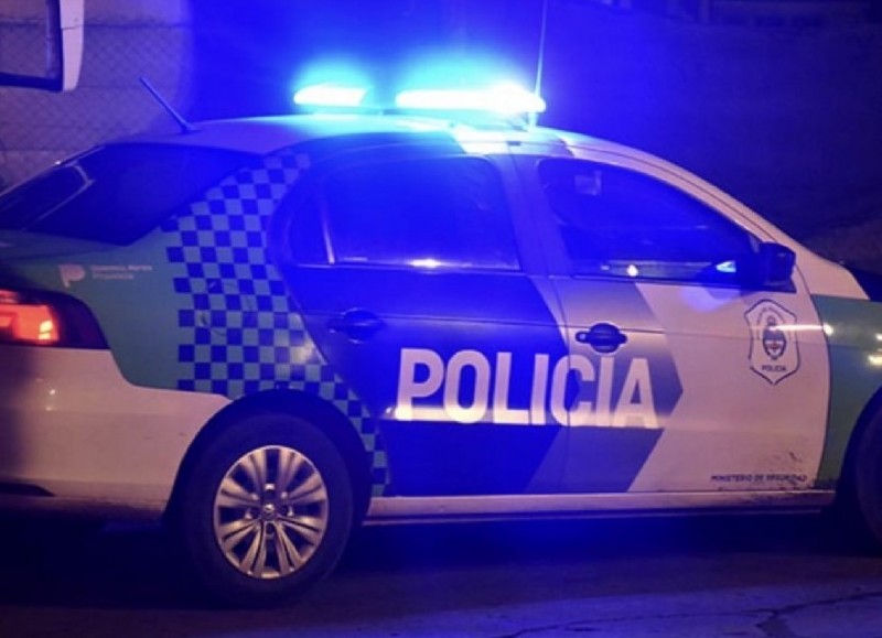 Un motociclista resultó herido con varios golpes tras chocar con un auto cuando escapaba de la policía.