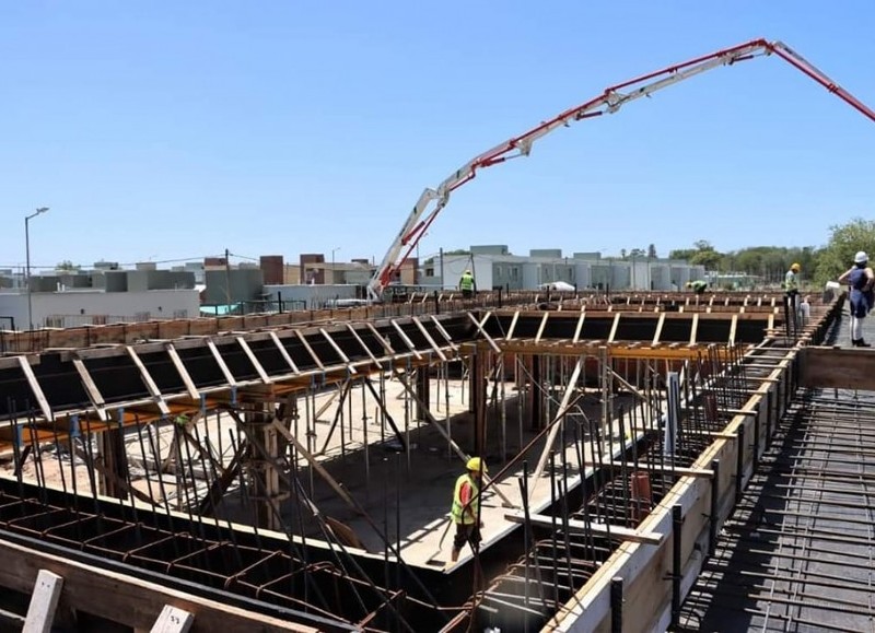 La escuela, que se esta construyendo en conjunto con el Ministerio de Obras Públicas de la Nación, está ubicada en barrio Parque la Luz.