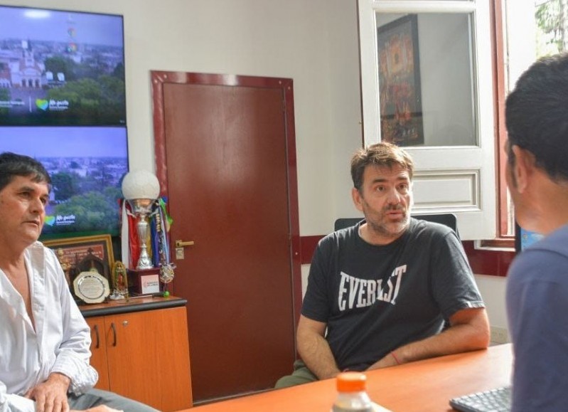 El intendente Mauro García recibió a Osvaldo Ponce, vecino de Villa Arrarás que desde hace 22 años se dedica a la apicultura.