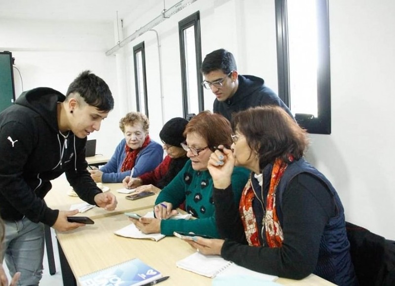 El intendente Jaime Méndez visitó la Usina Tecnológica (UTEC), donde saludó a un grupo de chicos y de adultos mayores que están realizando distintas capacitaciones tecnológicas.