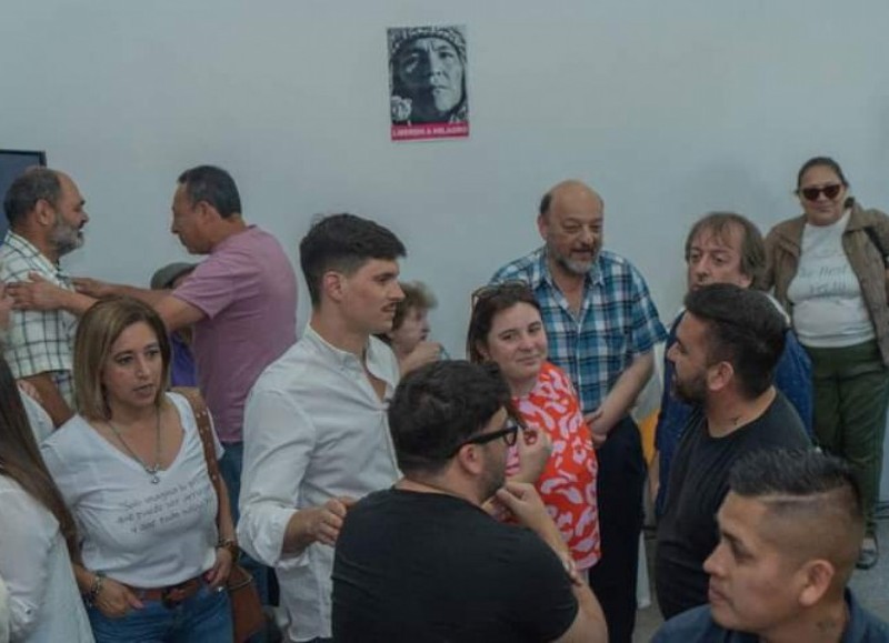 Eduardo Sreider rodeado de los Concejales Frente de Todos, Gastón Fraga, Josefina Díaz Ciarlo, Alberto Fraiz y la presidente del Consejo Escolar, Sonia Beltrán.