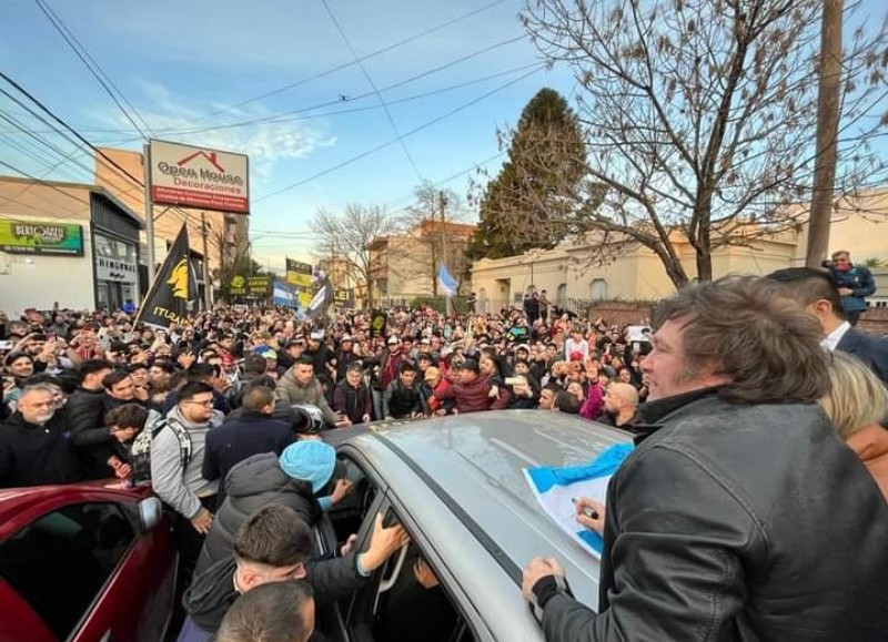 El candidato presidencial libertario Javier Milei pasó por la localidad bonaerense de Merlo.