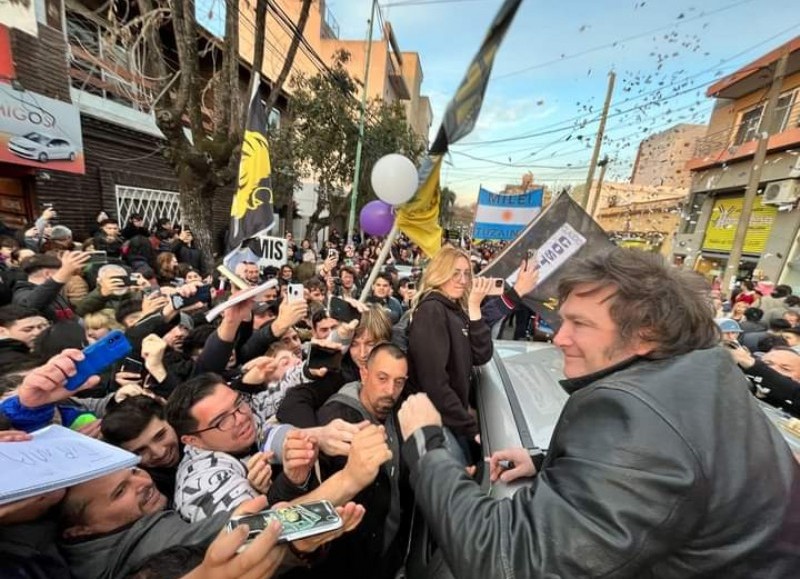 El conductor nacional de La Libertad Avanza (LLA) recibió el cariño de varias personas.