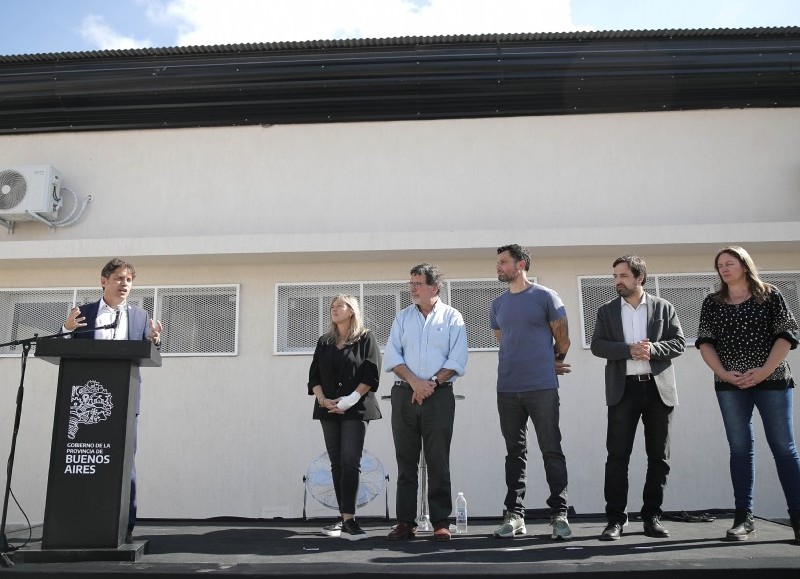 Junto al intendente Mauro García, el gobernador recorrió además las obras de remodelación del CAPS número 18 y puso en funcionamiento una ambulancia para el distrito.