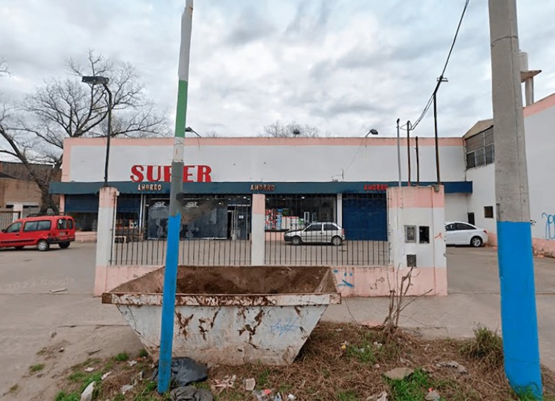 Sin mediar palabra, los 2 sospechosos mataron al comerciante, que tenía 45 años.