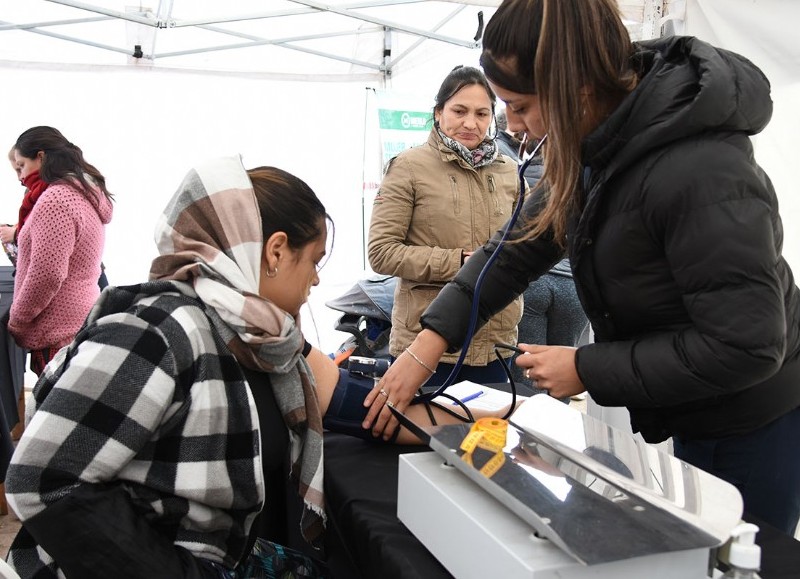 Vecinas merlenses y sus familias recibieron atención médica gratuita en el Operativo “Mujer, ahora te toca a vos”, organizado por la Subsecretaría de Atención Primaria en Merlo Norte.