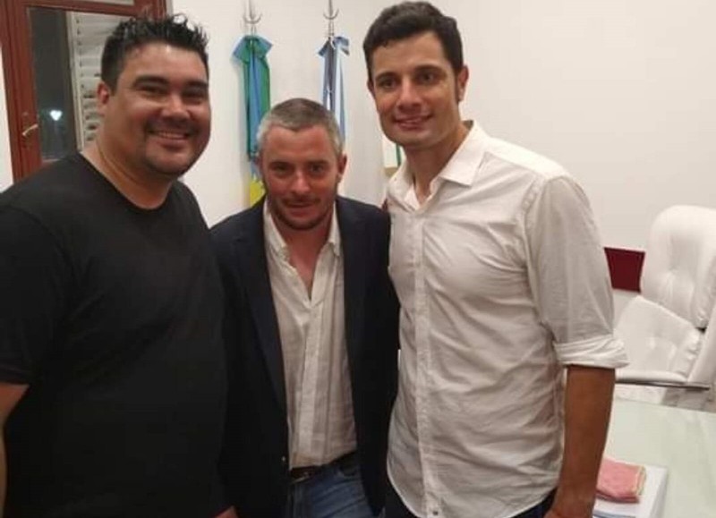 El del lado derecho es el intendente de General Rodríguez, Mauro García, mientras que del izquierdo de remera negra es Luciano Larralde, jefe de Gabinete local.