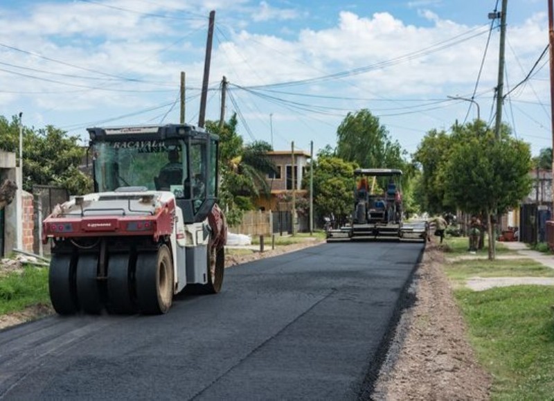 A través de la Secretaría de Obras y Servicios llevamos a cabo la pavimentación asfáltica de las calles Capdevilla y Adolfo Alsina, del Barrio Alberdi. 