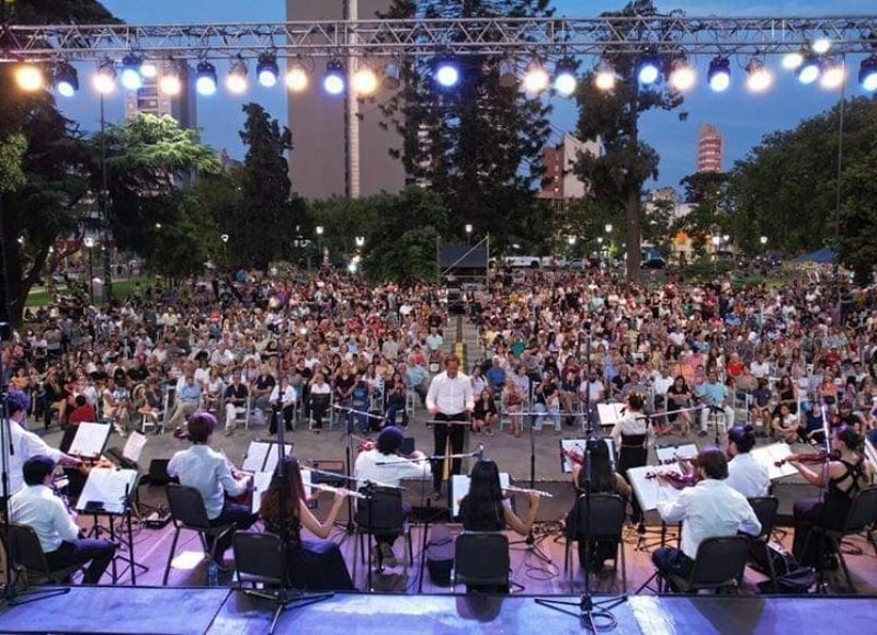 Actuaron el maestro Rodolfo Diorio, en la dirección coral, y la Orquesta Juvenil Municipal Jorge Lázbal, compuesta por alumnos de nuestros centros culturales.