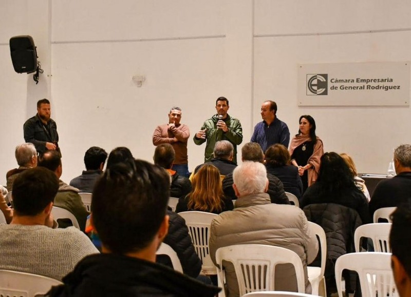 El intendente Mauro García estuvo presente en la Cámara Empresaria para hacer entrega de un reconocimiento a profesionales rodriguenses de la Arquitectura.