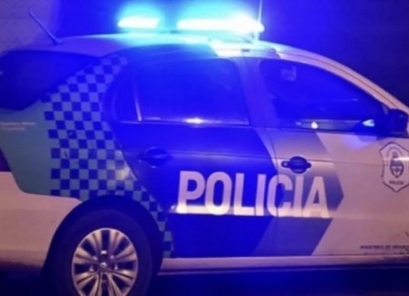 Luego lo llevó a la parte posterior del inmueble, lo volvió a golpear e hizo que abra una caja en donde el ladrón sospechaba que podría haber algo de valor. 