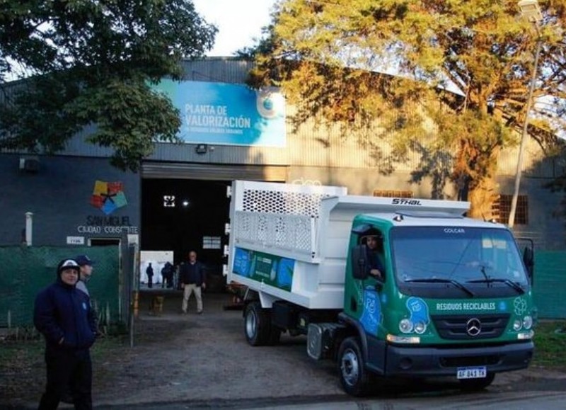En barrio Parque la Luz, el intendente Jaime Méndez recorrió la planta de valorización de residuos reciclables, que funciona hace 10 años en el distrito.