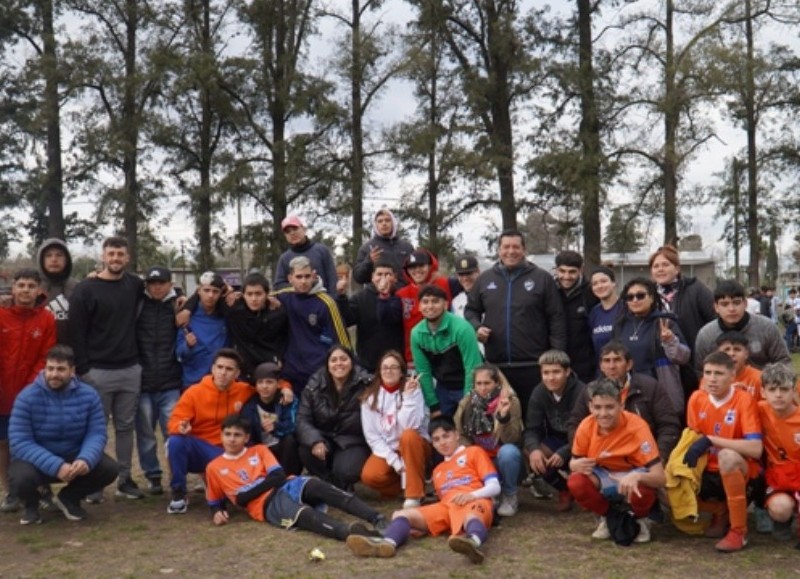 Más de 200 jóvenes participaron de la primera jornada en el Polideportivo “El Triángulo” en las disciplinas de fútbol, vóley y atletismo organizadas por la Subsecretaría de Deportes junto a Parlamento Joven.