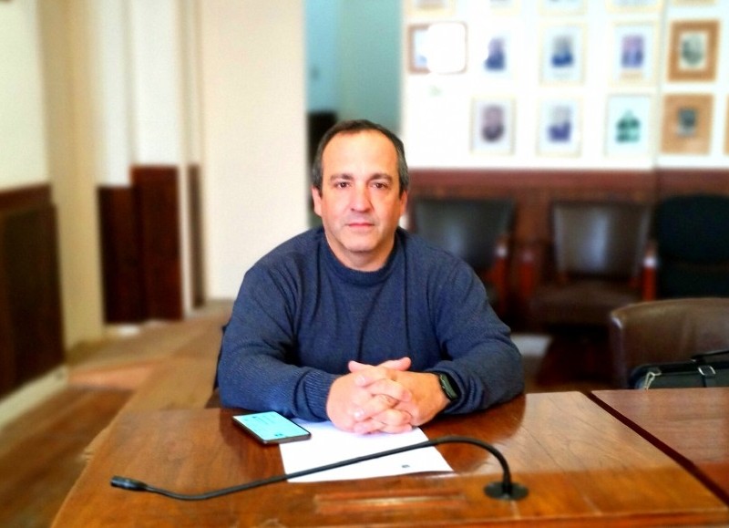Cristian Prada enfrenta críticas por el contraste entre su discurso y su práctica profesional.