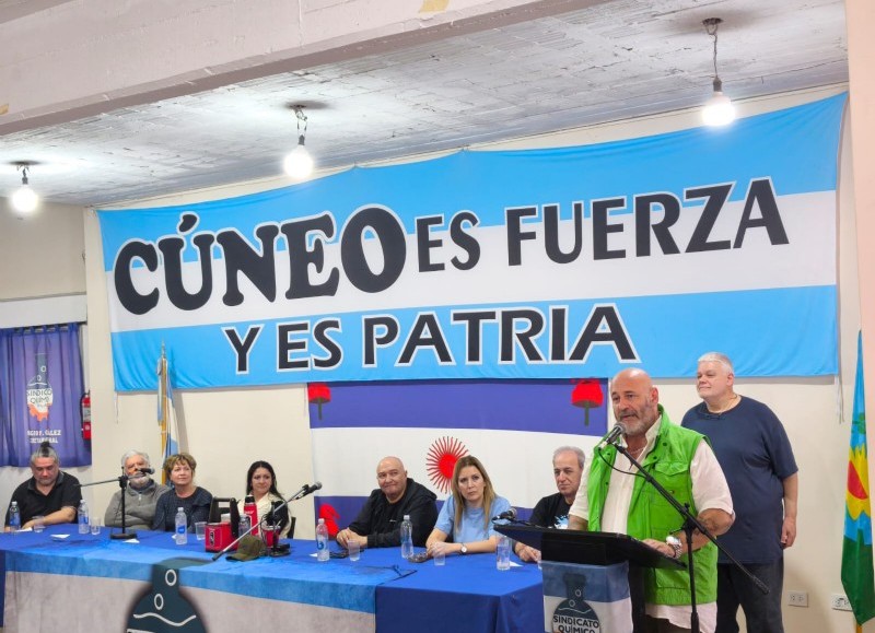 Santiago Cúneo estuvo acompañado por referentes políticos y sindicales en su lanzamiento.