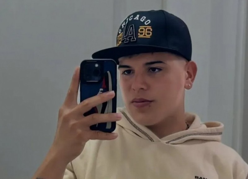 El joven de 22 años fue operado de urgencia en el Hospital Mariano y Luciano de la Vega de Moreno. Continúa con asistencia respiratoria mecánica y su estado es reservado. Familiares y amigos piden cadenas de oración.