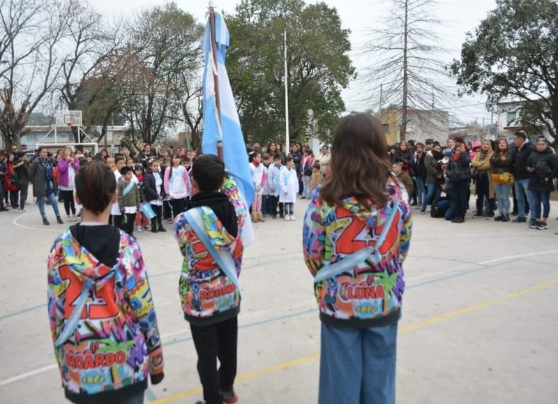 El intendente Municipal, Mauro García, asistió al acto de promesa de lealtad a la bandera de otro establecimiento.