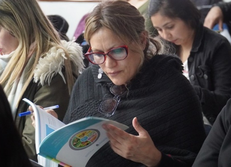 Docentes de instituciones educativas de Merlo participaron de una charla de concientización en el Honorable Concejo Deliberante, para la promoción de la nutrición y alimentación saludable de los alumnos.