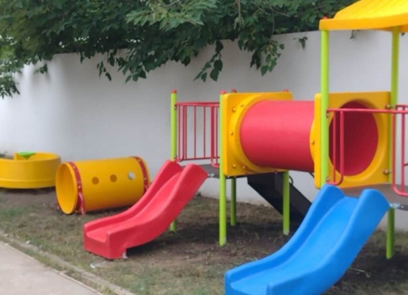 A través de dicho programa se procedió a la colocación y renovación de juegos infantiles y plazas blandas en varios de los Jardines de Infantes del distrito. 