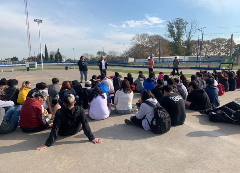 Se realizaron las clases de RCP que dictaron los docentes Federico Ramirez y Andrés Cerri a los alumnos de la Secundaria número 26 en el Patinodromo.