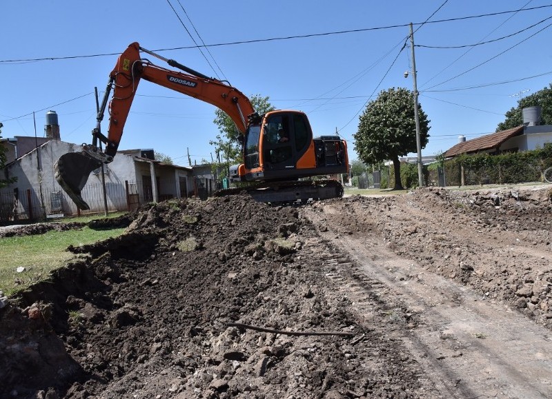 Los trabajos que se realizan en la calle Paso de Los Patos entre Realico y Arcos implican la construcción de nuevas cuadras de pavimento, con cordón cuneta de hormigón.