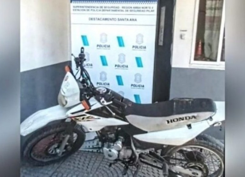 En ese lugar, un motociclista circulaba a gran velocidad a bordo de una Honda XR 125 de color blanca y sin patente colocada.