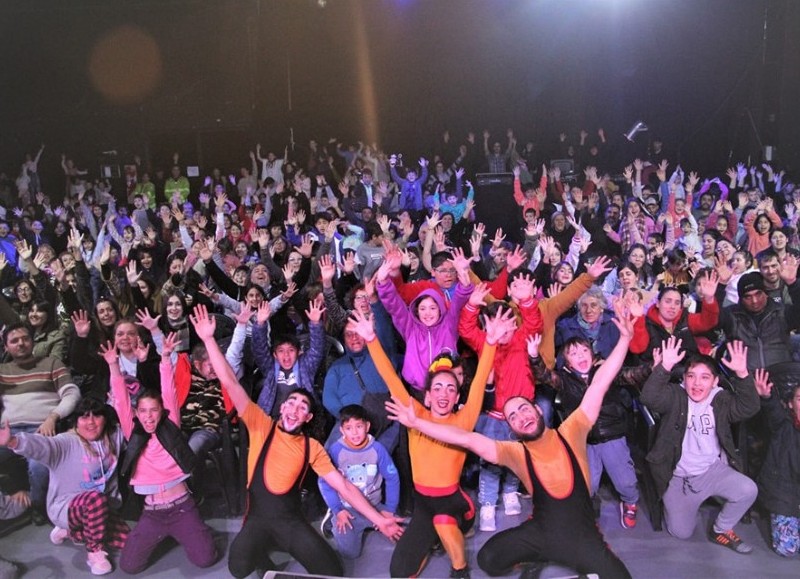 En la Fábrica del Arte, más de 450 vecinos disfrutaron del show de Cirkuelgue en donde participaron todas las familias.