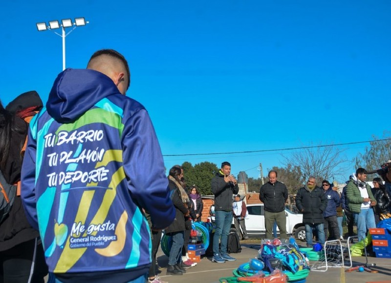 El intendente Municipal, Mauro García, inauguró un nuevo playón multideporte junto a vecinas y vecinos de Parque Joly.