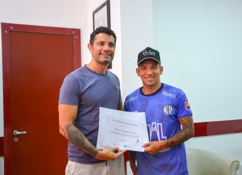 El intendente Mauro García recibió a Matías Medina, futbolista rodriguense que supo vestir la camiseta del Alem y que actualmente juega en El Linqueño, oriundo de la ciudad bonaerense de Lincoln.