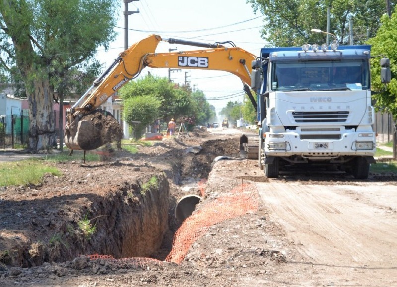 A través de la Secretaría de Obras y Servicios "continuamos trabajando en la pavimentación de hormigón y obra hidráulica en la calle pichincha de José C. Paz".