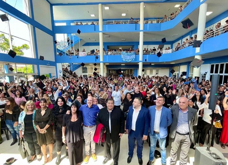 El intendente Municipal Mario Ishii junto al jefe Regional de Educación IX Gustavo Copes y el jefe Distrital Educativo Adrián Martínez.
