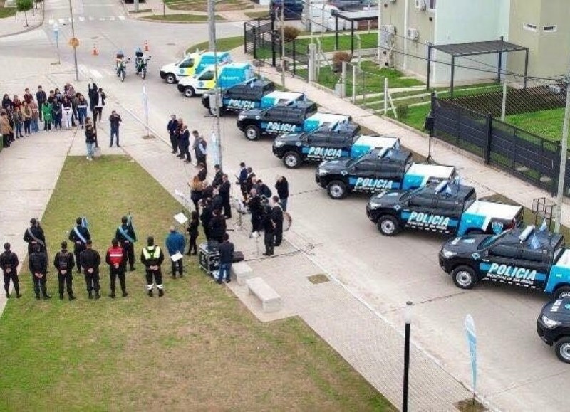 En el barrio Procrear, se presentaron 14 nuevos móviles para la Policía Municipal (8 patrullas, 2 camionetas de tránsito y 4 motos) para seguir fortaleciendo la prevención del delito en todo distrito.
