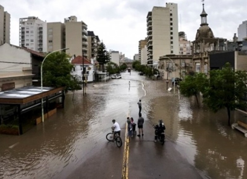 Nadie ayuda a los vecinos de Bahía Blanca, aún bajo el agua.