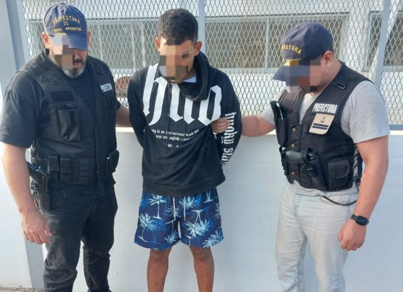 Efectivos de la Prefectura detuvieron a un hombre que era intensamente buscado por la Justicia, en el marco del Comando Unificado Federal de Recaptura de Evadidos (CUFRE).