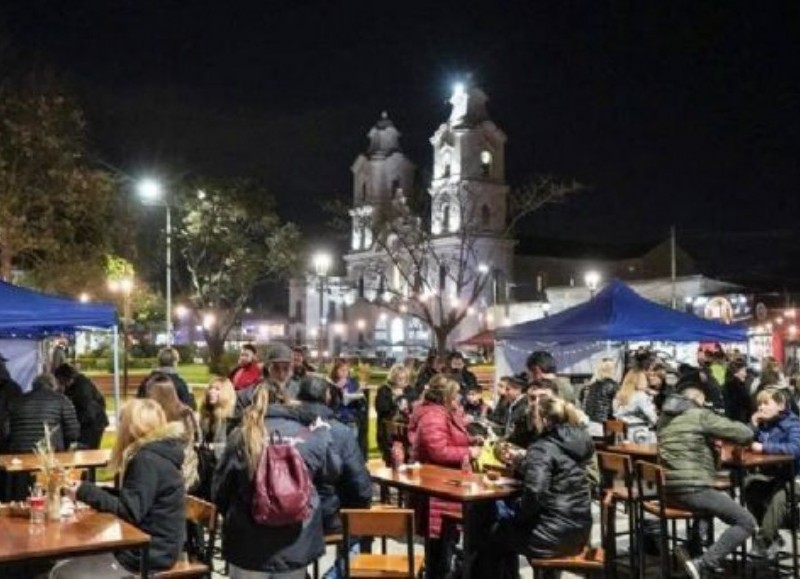 "Siempre es lindo encontrarnos en nuestro querido Paseo del Centro para disfrutar las Noches de Pilar", informaron desde la Municipalidad.