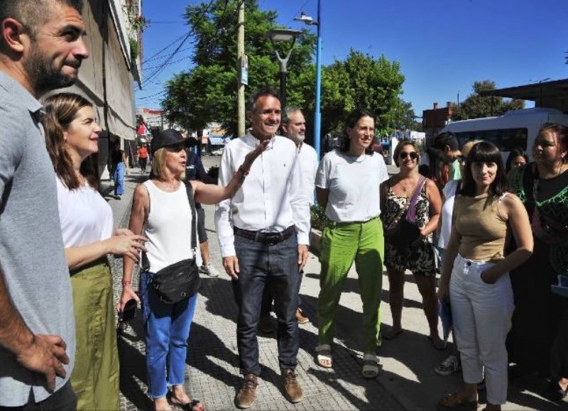 El ministro bonaerense Gabriel Katopodis recorriendo Moreno.