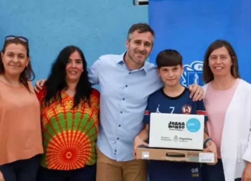 En la Escuela Secundaria número 38 de Derqui, el intendente de Pilar, Federico Achával, encabezó una nueva entrega de netbooks en el marco del programa Conectar Igualdad.