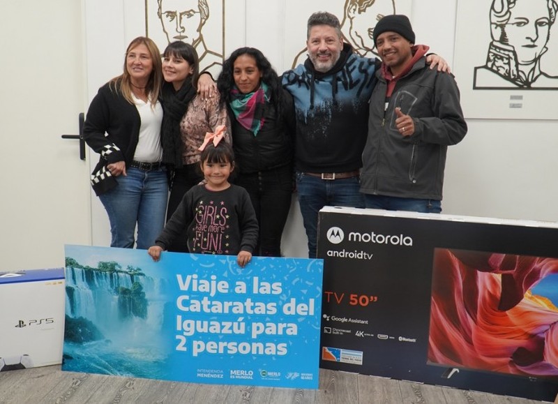 Con la presencia de Gustavo Menéndez y la intendenta, Karina Menéndez, se entregaron los premios a los ganadores del sorteo realizado durante el evento masivo que reunió a miles de merlenses para alentar a la Selección.