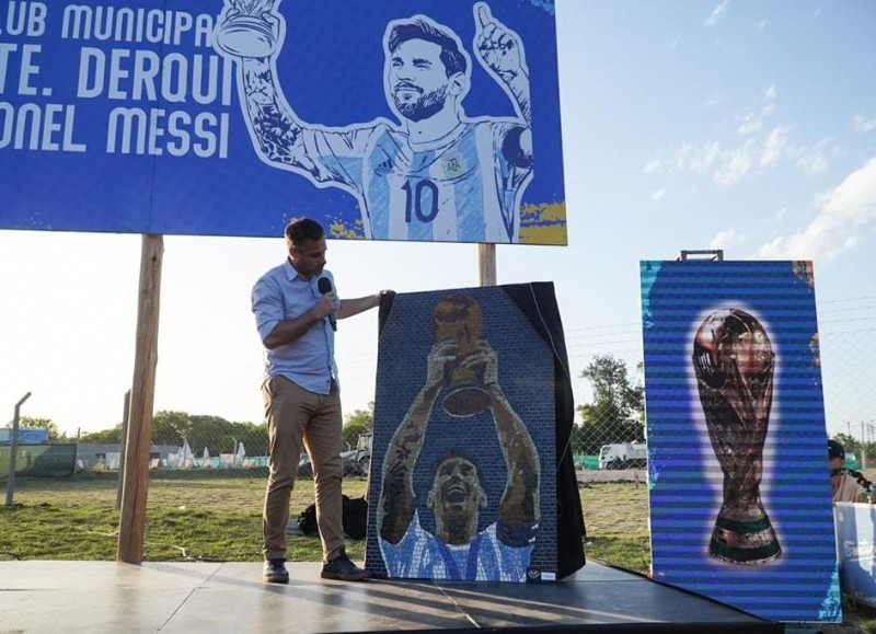 Junto a vecinos y vecinas de Derqui, "descubrimos el nombre del club que estamos construyendo en la localidad: Club Municipal Presidente Derqui Lionel Messi", informó la Municipalidad.