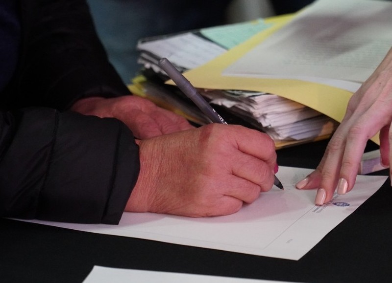 A través del programa “Mi escritura, mi casa”, más de 50 familias merlenses firmaron las escrituras de propiedad de sus viviendas en un nuevo acto de firma que se llevó adelante en el Parque Municipal Néstor Kirchner.