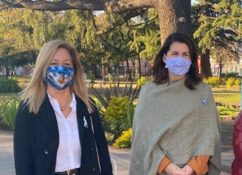Sonia Beltrán junto a la intendenta Mariel Fernández.